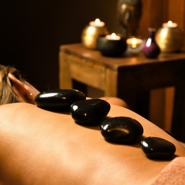hot stone masáž horúcimi kameňmi